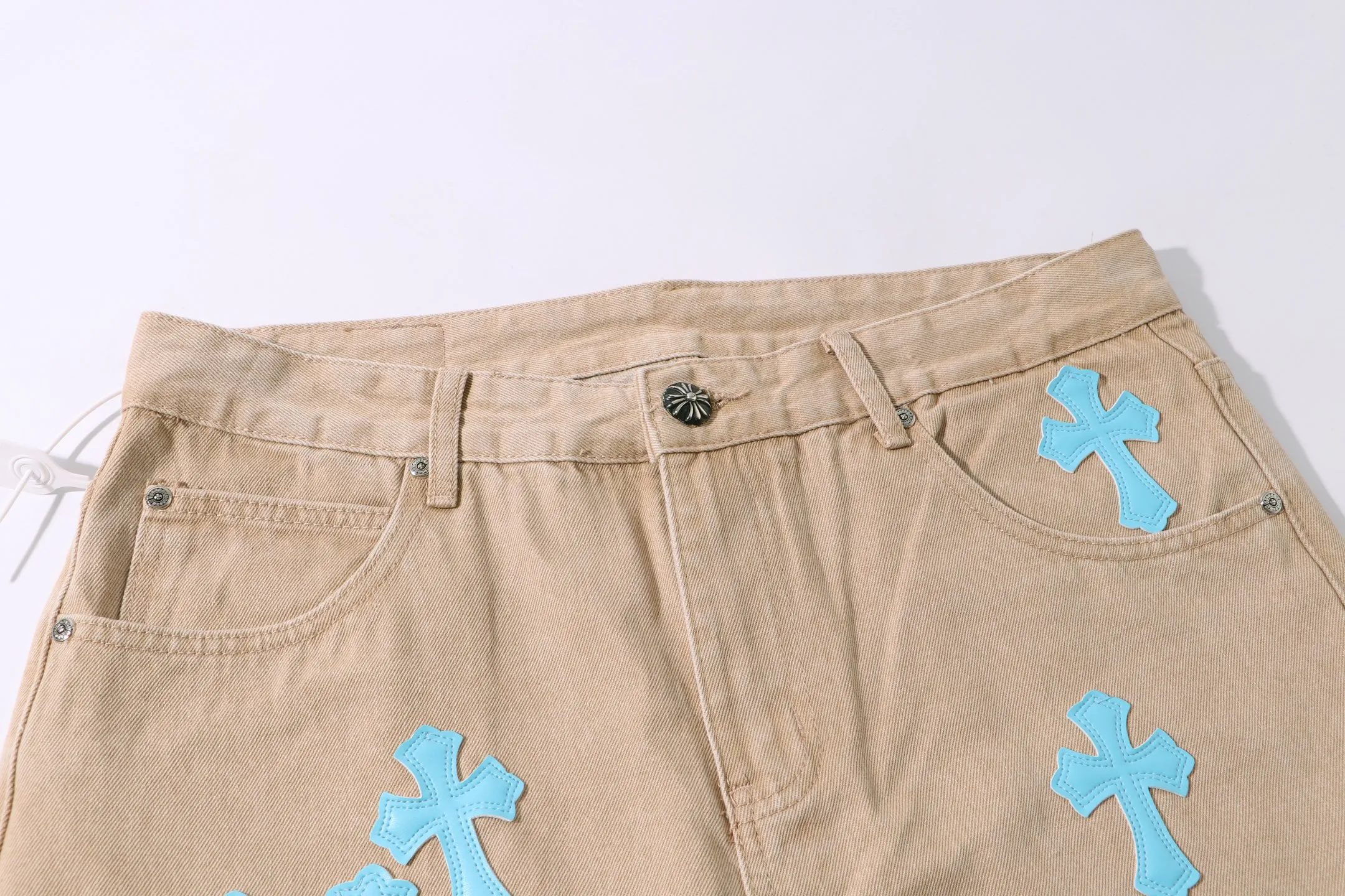 P240 Style No.: H911 Croxin & 𝐂𝐡𝐫𝐨𝐦𝐞 𝐇𝐞𝐚𝐫𝐭 ss25 white and blue patchwork jeans. Styles with different washed textures are very friendly to people with thin legs. The slightly flared version perfectly modifies the leg shape. The timeless and moderate length makes it easy to match and match. It is the basis for various styles and is a must-have in your wardrobe! The fabric is stiff but also makes the upper body soft without losing texture. The washing process is even more perfect. It is a must-have item for everyone! ! ! Washed wheat, hang tag, pants label, three labels complete Color: khaki Size: 30-32-34-36